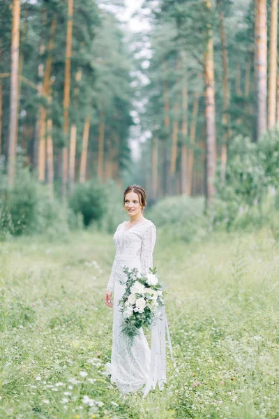 Novia Vestido Boda Naturaleza Con Ramo Boudoir Sesión Fotos Lemu —  Fotos de Stock