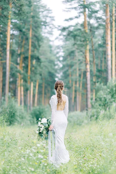 Bruid Een Trouwjurk Natuur Met Een Boeket Boudoir Fotoshoot Pine — Stockfoto