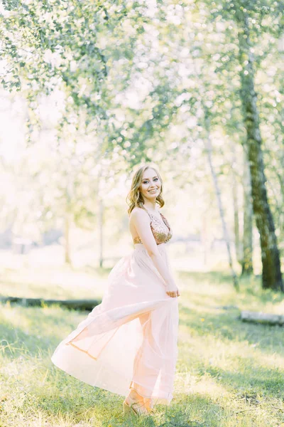 Fotografias Aéreas Pôr Sol Floresta Menina Vestido Voador Estilo Arte — Fotografia de Stock