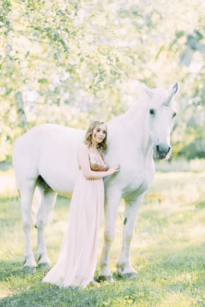 Fotografia Aérea Pôr Sol Floresta Com Cavalo Uma Menina Vestido — Fotografia de Stock