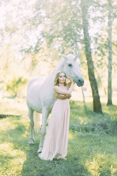 Fotografia Aérea Pôr Sol Floresta Com Cavalo Uma Menina Vestido — Fotografia de Stock