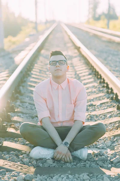 Gün batımında ormanda genç adam. Havadan fotoğraf çekimi.