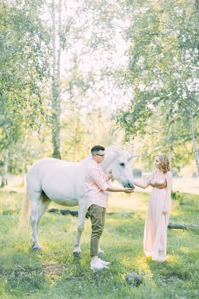 Fabulosa Sessão Fotos Casal Com Unicórnio Série Por Sol Floresta — Fotografia de Stock