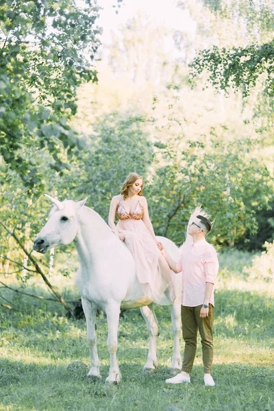 Fabuleuse Séance Photo Couple Avec Une Licorne Série Aérienne Coucher — Photo