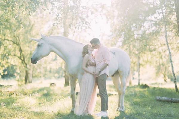 Fabulosa Sessão Fotos Casal Com Unicórnio Série Por Sol Floresta — Fotografia de Stock