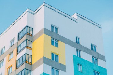 Duvarları modern evlerin parçalarını. Binaların yapımında parlak sulu renkler.