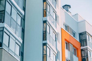 Duvarları modern evlerin parçalarını. Binaların yapımında parlak sulu renkler.