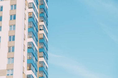 Duvarları modern evlerin parçalarını. Binaların yapımında parlak sulu renkler.