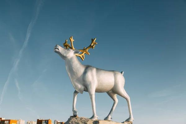 Monument Stads Parken Med Hjort Full Storlek — Stockfoto