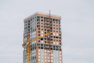 Duvarları modern evlerin parçalarını. Binaların yapımında parlak sulu renkler.