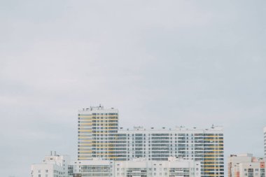 Duvarları modern evlerin parçalarını. Binaların yapımında parlak sulu renkler.