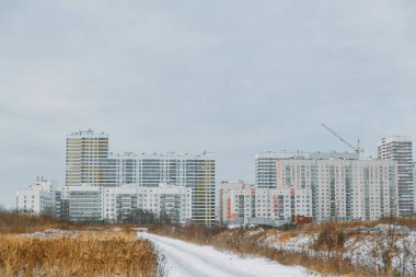 Duvarları modern evlerin parçalarını. Binaların yapımında parlak sulu renkler.