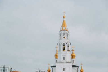 Rus kiliselerinin mimarisi. Tapınak ile kış manzara.