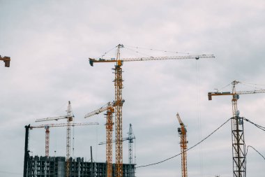 Modern yüksek binaların inşaatı. Kışın yapıların kademeli inşaatı.