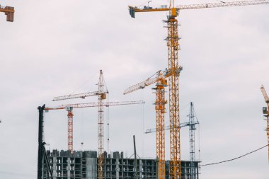 Modern yüksek binaların inşaatı. Kışın yapıların kademeli inşaatı.