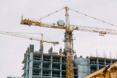 Modern yüksek binaların inşaatı. Kışın yapıların kademeli inşaatı.