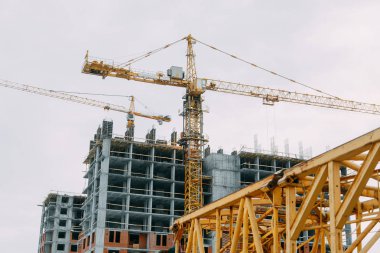 Modern yüksek binaların inşaatı. Kışın yapıların kademeli inşaatı.