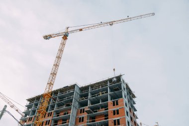 Modern yüksek binaların inşaatı. Kışın yapıların kademeli inşaatı.