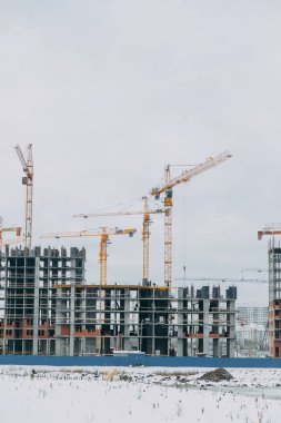 Modern yüksek binaların inşaatı. Kışın yapıların kademeli inşaatı.