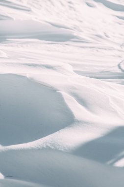 Taze kar dalgalı doku. Beyaz sürüklenir ve güneş.