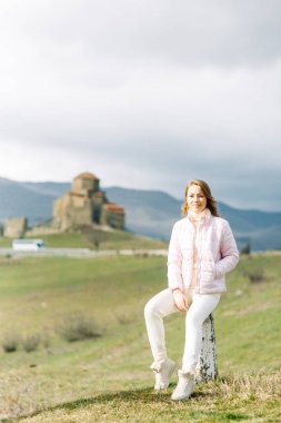 Georgia güzel manzaralara kız gezgin Blogger. Dağlar doğa ve seyahat.