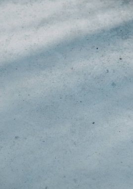 Eski beyaz beton dokusu. Duvarda güneş ışığı ve gölgeler.