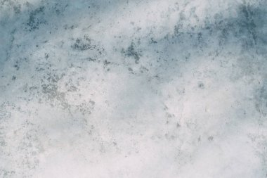 Eski beyaz beton dokusu. Duvarda güneş ışığı ve gölgeler.