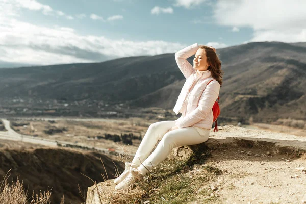 ジョージアの美しい景色に女の子トラベラーブロガー 山の自然と旅 — ストック写真