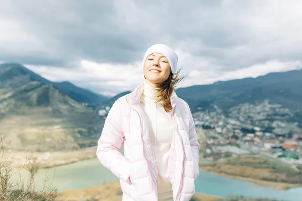 ジョージアの美しい景色に女の子トラベラーブロガー 山の自然と旅 — ストック写真