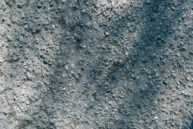 Georgia 'da eski kaldırım taşları dokusu. Tuğla üzerinde güneş ışığı, parlama ve çim.