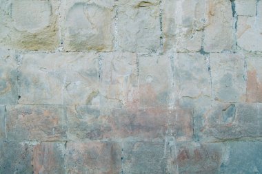 Eski örülü duvarların Gürcistan'daki doku. Güneş ışığı ve Gölgelerin içinden tuğla yapraklarda.