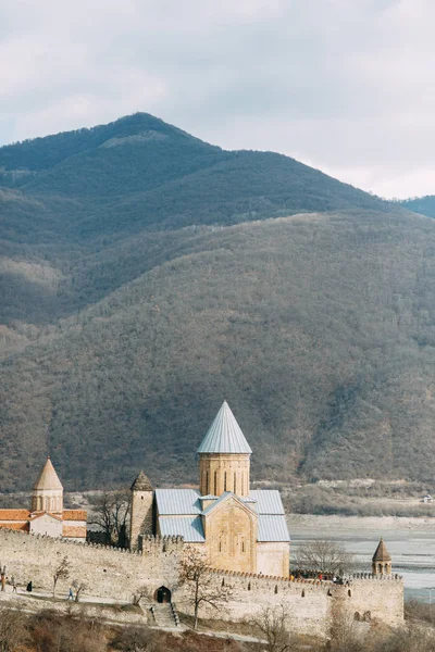 教会およびジョージアの修道院の古代建築は 歴史的な場所や観光スポット — ストック写真