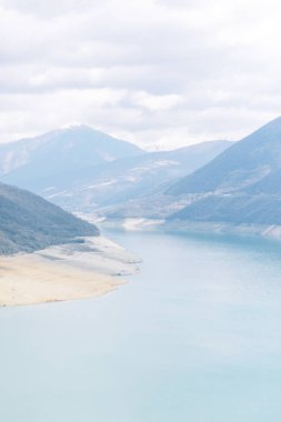 Ananuri haznesi, dawn ve mavi gökyüzü. Doğal yerler ve Etkinlikler.