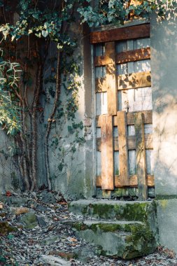 Eski paslı kapıları cephe. Kale içinde yeşillik ile güzel kemer.