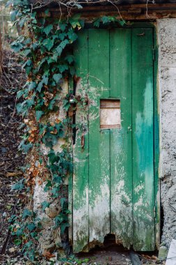 Eski paslı kapıları cephe. Kale içinde yeşillik ile güzel kemer.