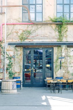 Eski paslı kapıları cephe. Kale içinde yeşillik ile güzel kemer.