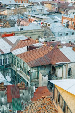 Günbatımı ve akşam şehir Tiflis, Gürcistan. Panoramik manzaralar ve tarihi mahalleler ışıkları.