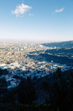 Günbatımı ve akşam şehir Tiflis, Gürcistan. Panoramik manzaralar ve tarihi mahalleler ışıkları.