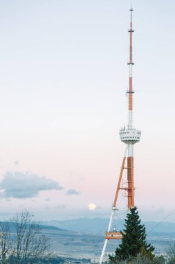 Günbatımı ve akşam şehir Tiflis, Gürcistan. Panoramik manzaralar ve tarihi mahalleler ışıkları.