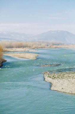 Nehir ve dağlar Gori güzel görünümler. Panorama Gürcistan doğası.