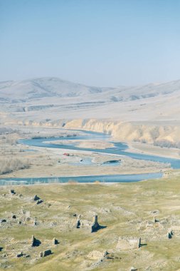 Nehir ve dağlar Gori güzel görünümler. Panorama Gürcistan doğası.