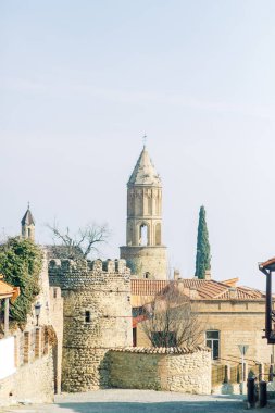 Bir bakışta panoramalar Sighnaghi ve Tiflis. Şafakta güzel şehir.