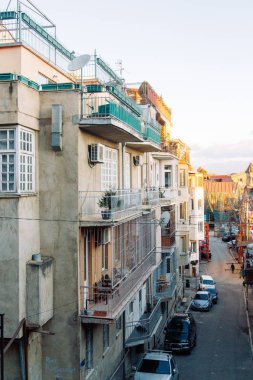 Tiflis Antik şehir sokaklarında. Eski sokaklar ve Binalar.