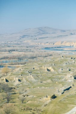 Gürcistan'ın eski kaleler. Manastır Uplistsikhe ve dağ manzarası.