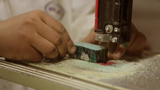 帯鋸盤の鋸引き木空欄 働く手とスローモーションで削り — ストック動画