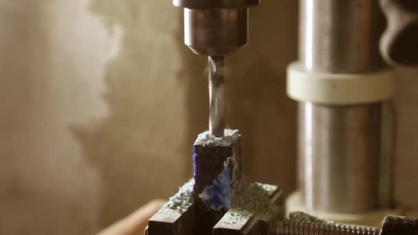 Löcher Ein Holzwerkstück Bohren Bohrmaschine Zeitlupe Und Späne — Stockvideo