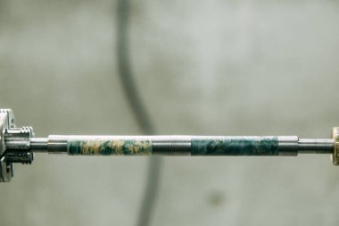 Ahşap dönüm için bir parça. Makineleri ile atölye çalışması.