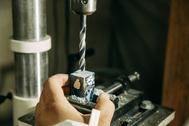 Ahşap parçaları üzerinde delik. Ahşap işleme makineleri ile alışveriş.