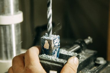 Ahşap parçaları üzerinde delik. Ahşap işleme makineleri ile alışveriş.