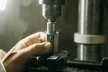 Ahşap parçaları üzerinde delik. Ahşap işleme makineleri ile alışveriş.